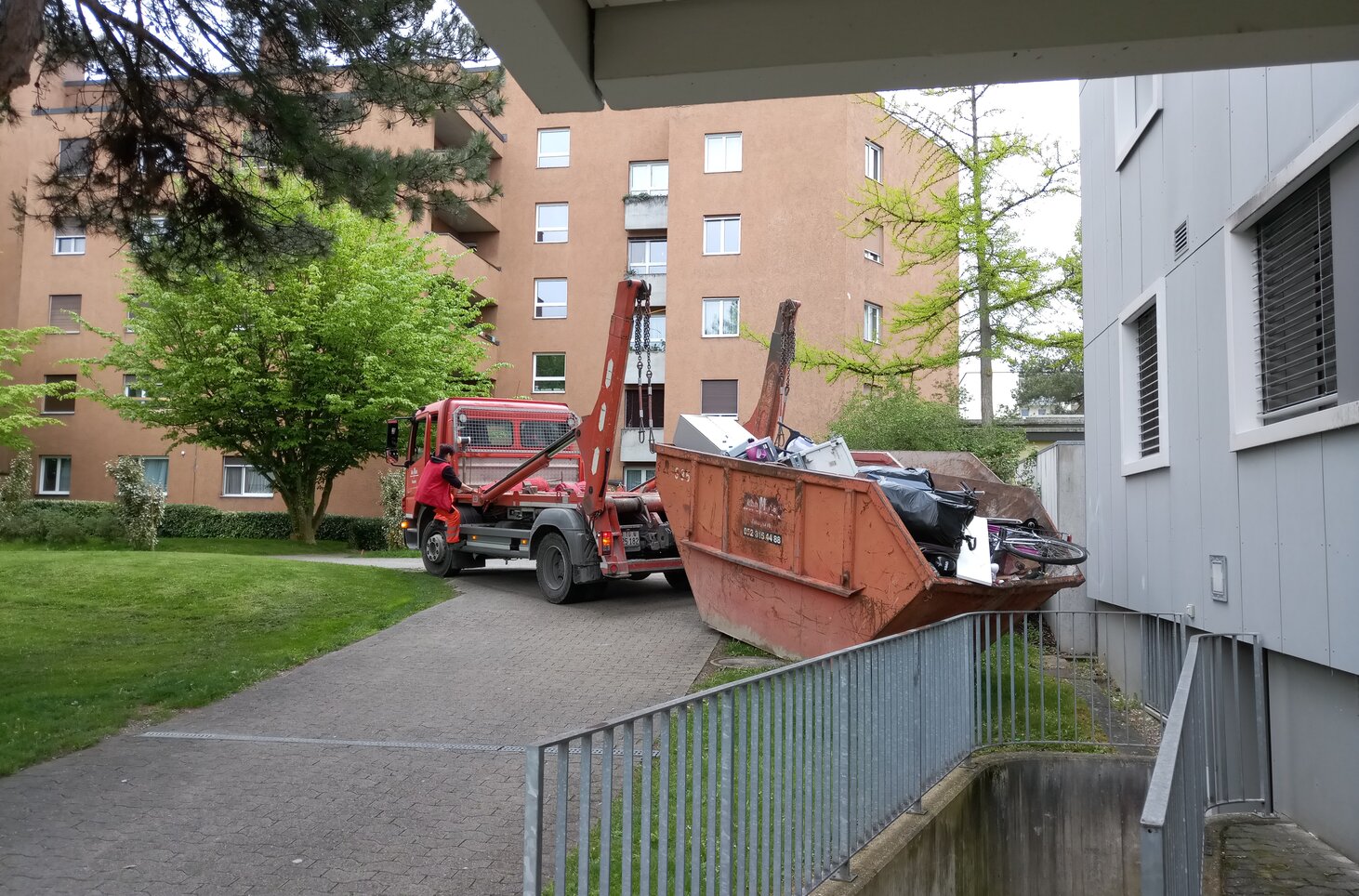 Muldenwechsel während Entrümpelungsaktion