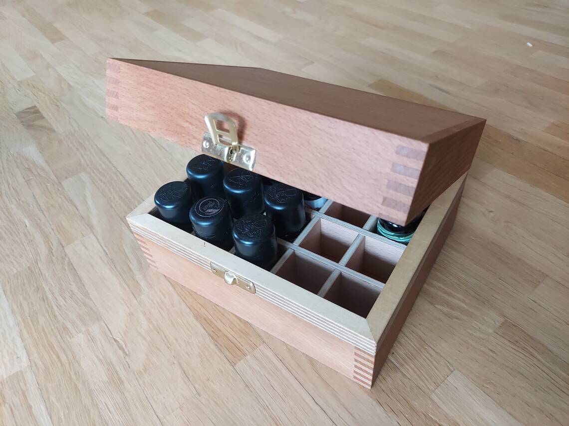 Selbstgebaute Holzbox mit Fächli für Duftfläschchen